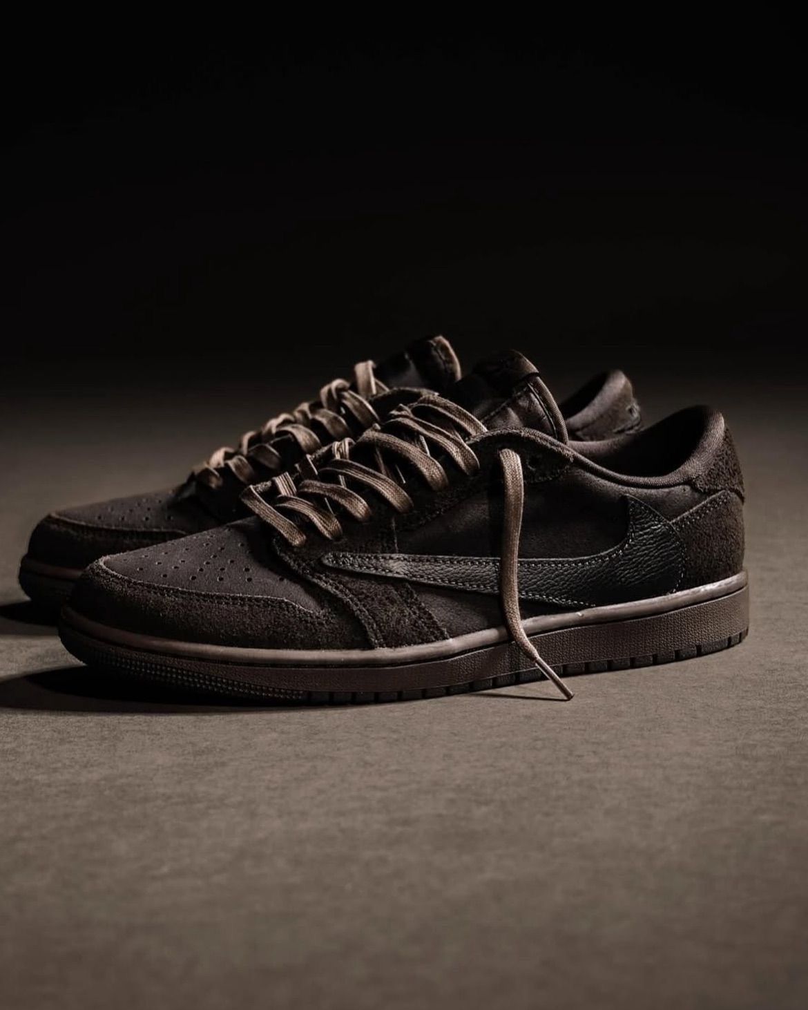 AIR JORDANS RETRO 1 LOW TRAVIS SCOTT REVERSE VELVET